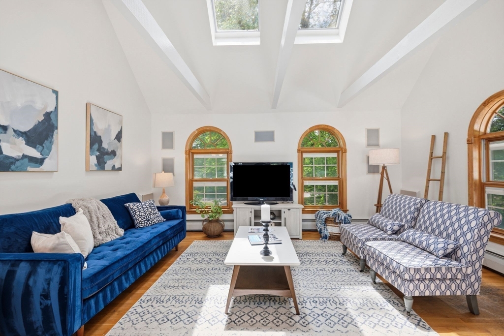 4 Juniper Ln