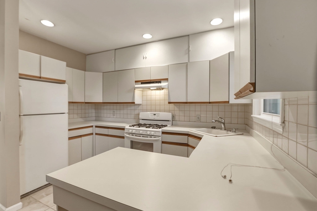 127 Kilsyth Rd # 3