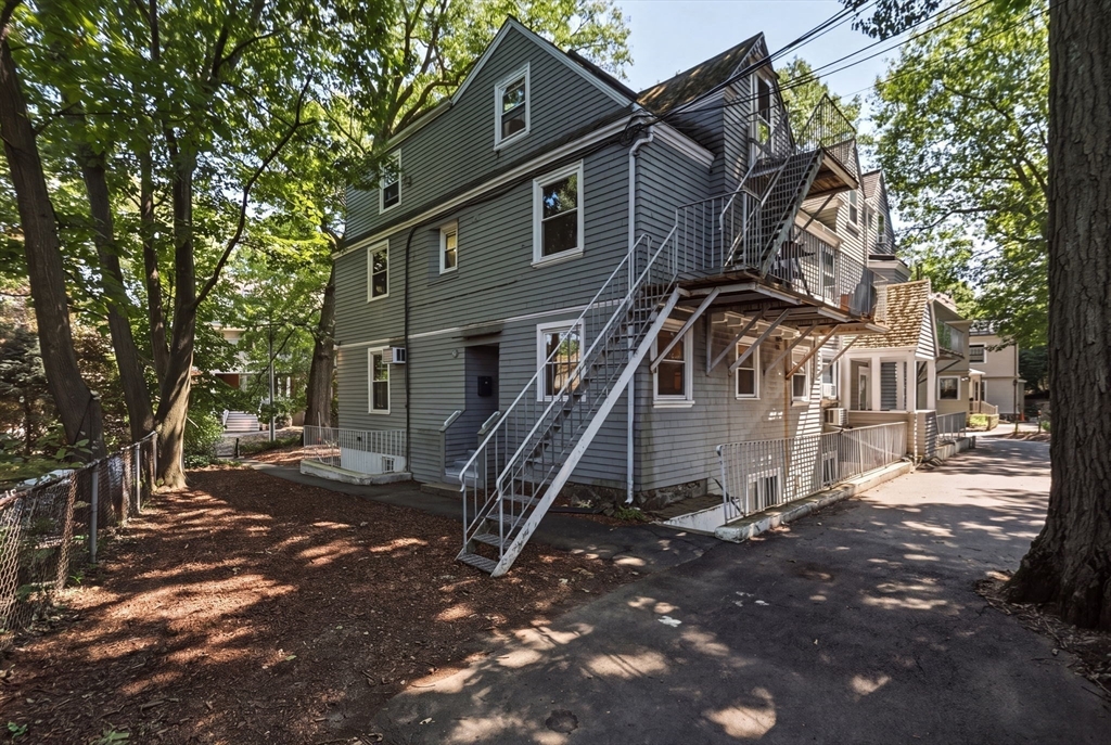 127 Kilsyth Rd # 3