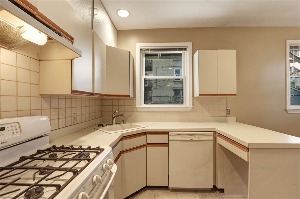 127 Kilsyth Rd # 3