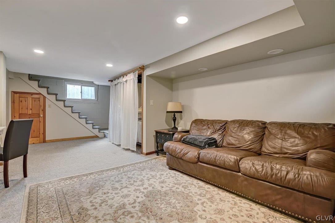 6372 Sullivan Trail