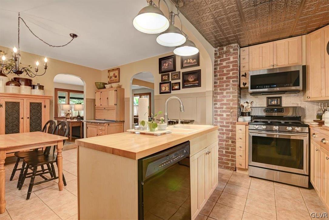 6372 Sullivan Trail