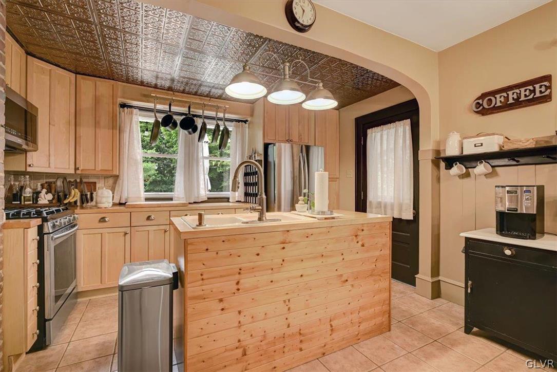 6372 Sullivan Trail