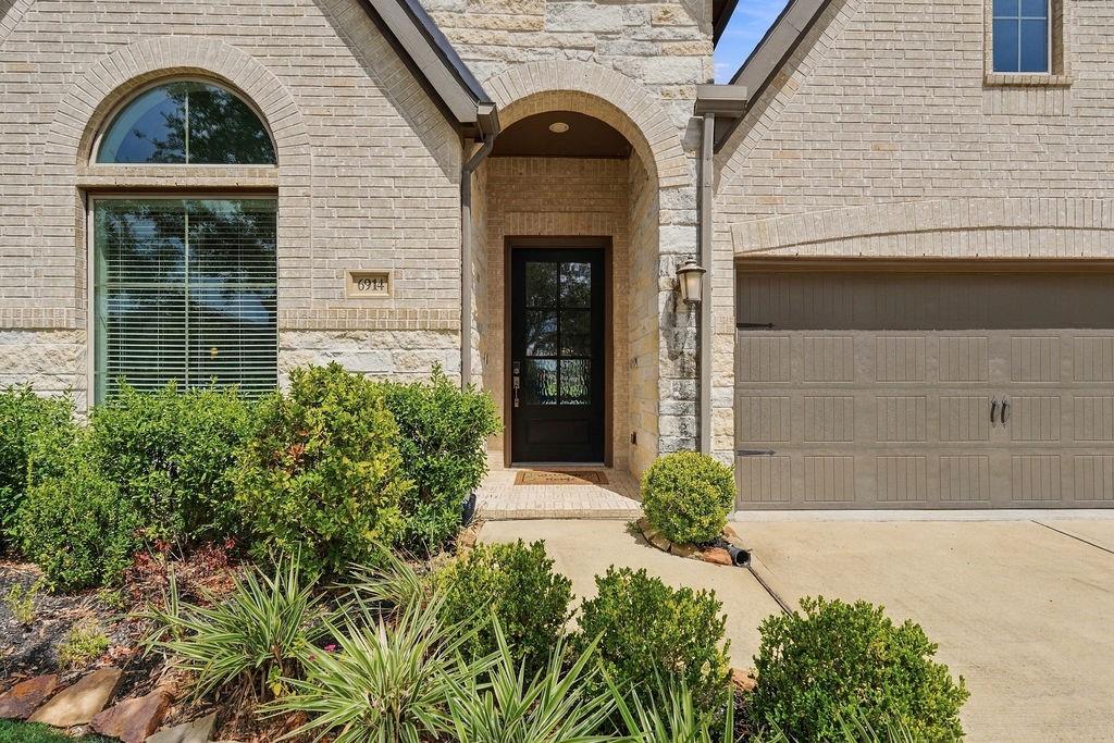 6914 Red Oak Drive