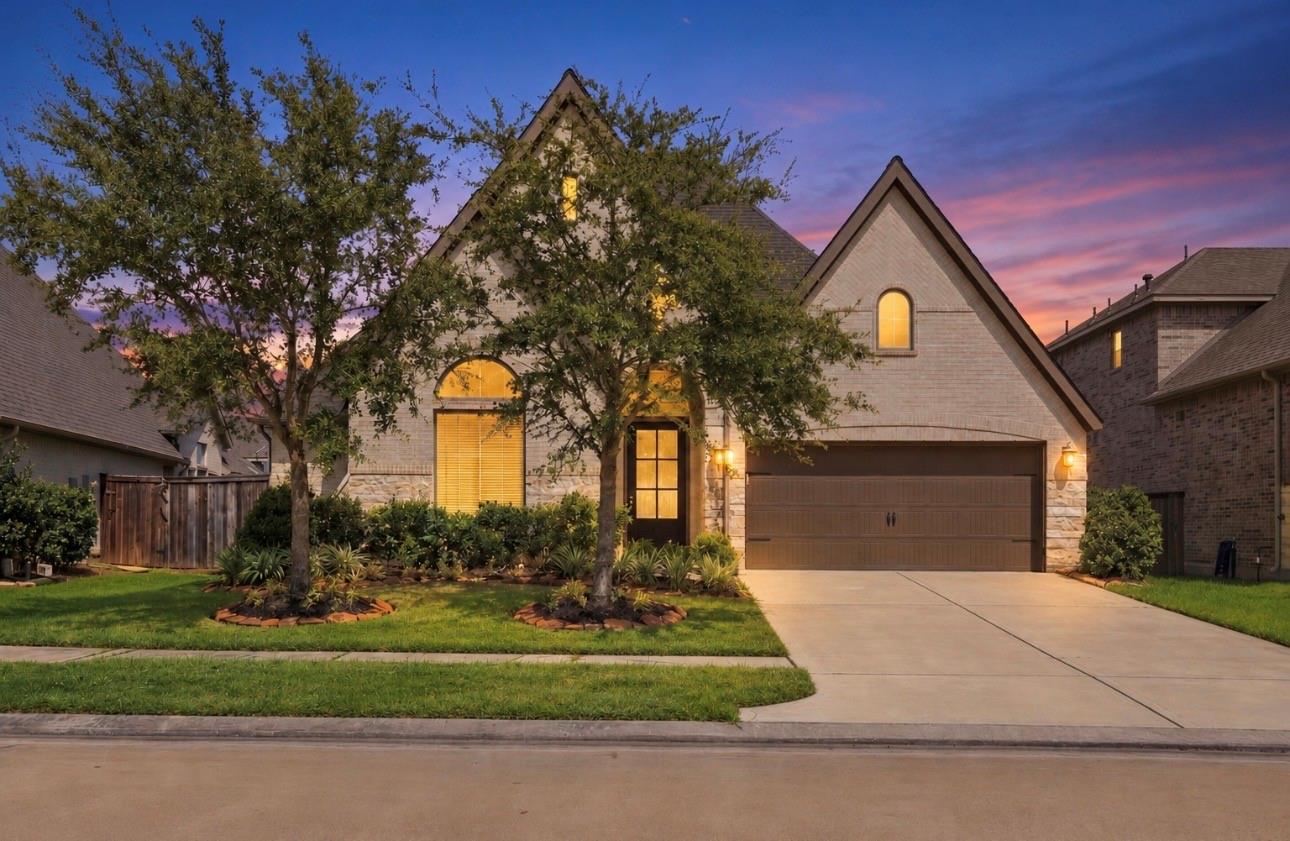 6914 Red Oak Drive
