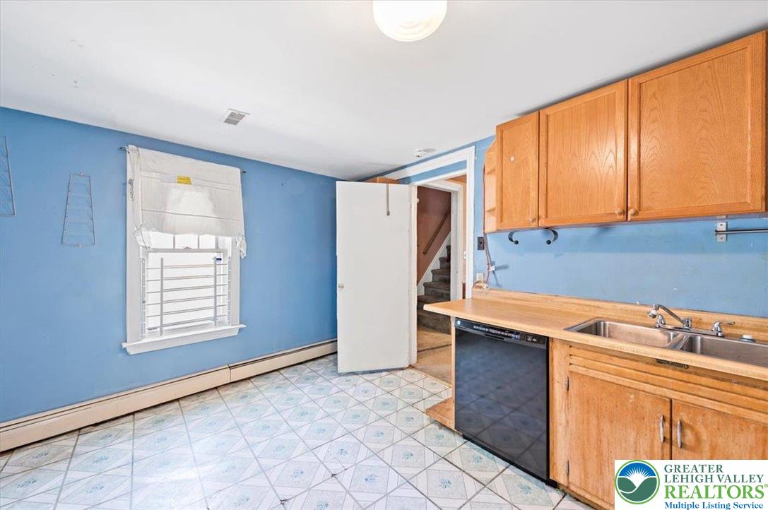 896 Front Street
