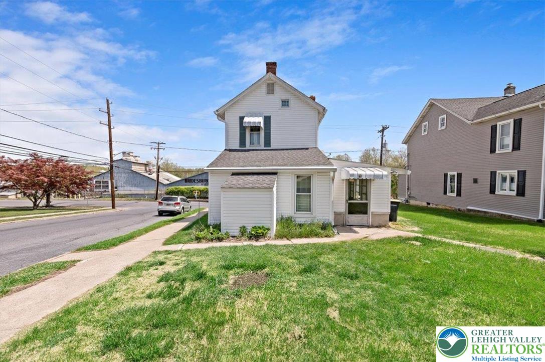 896 Front Street