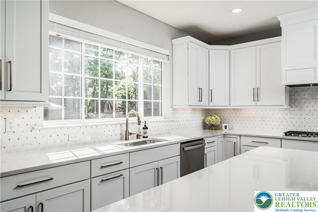 2638 Hollow View Drive