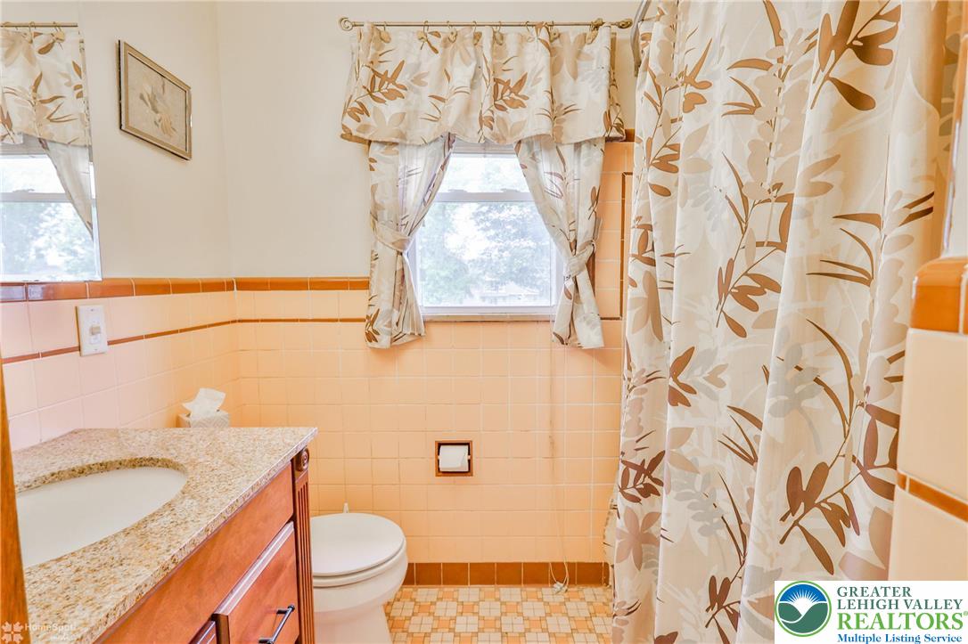 1390 Oakwood Drive