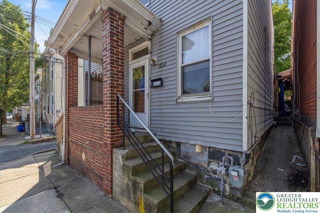 1032 Ferry Street