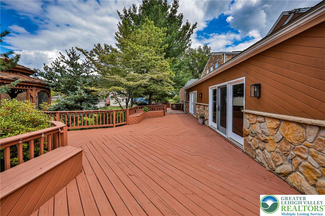 1015 Honeysuckle Road