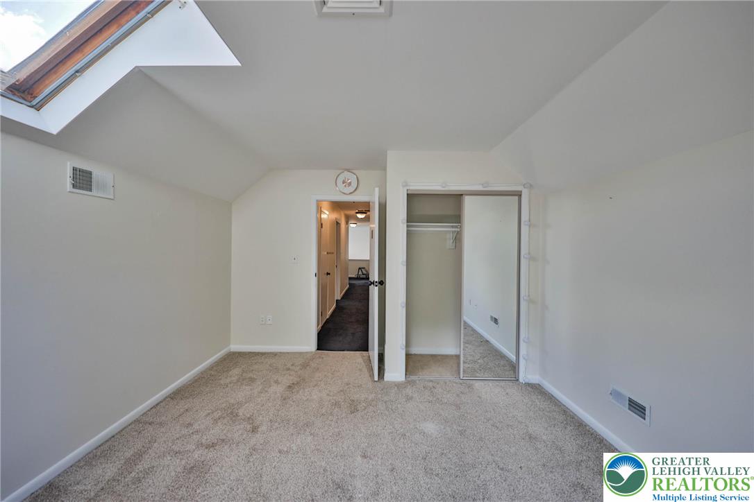 1015 Honeysuckle Road