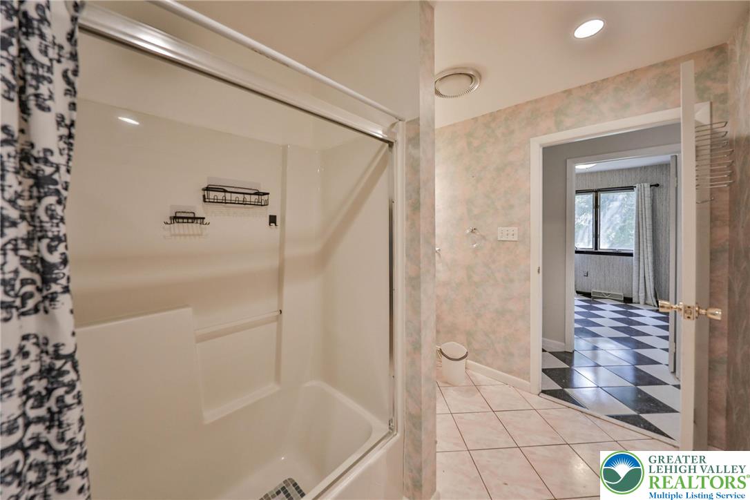 1015 Honeysuckle Road