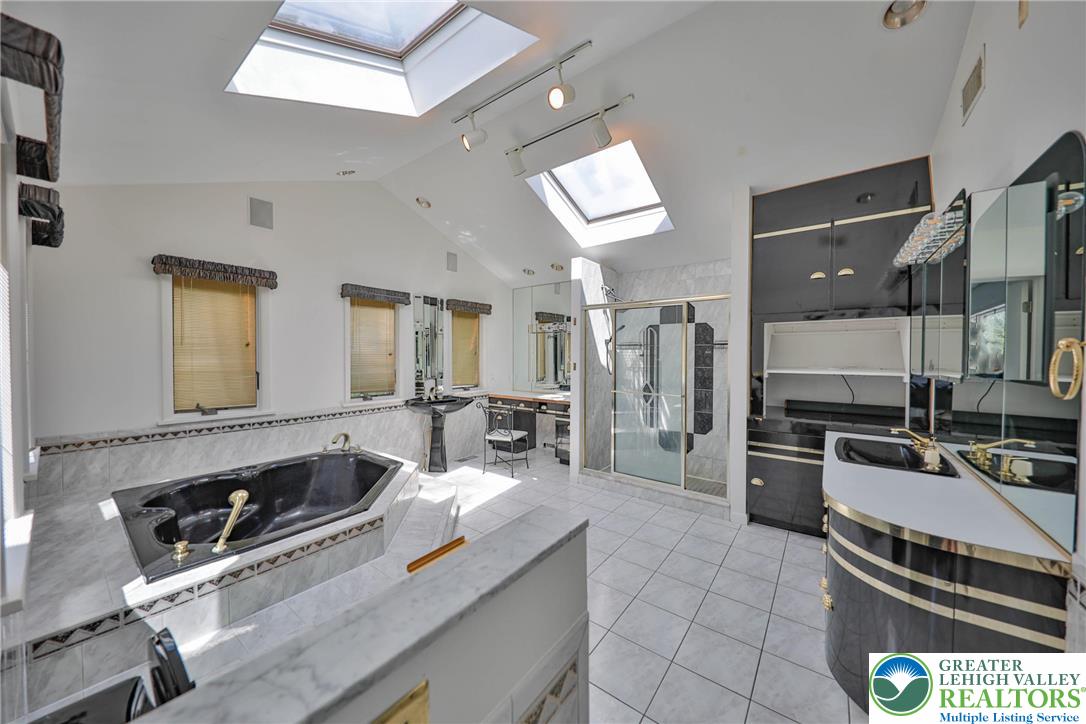 1015 Honeysuckle Road