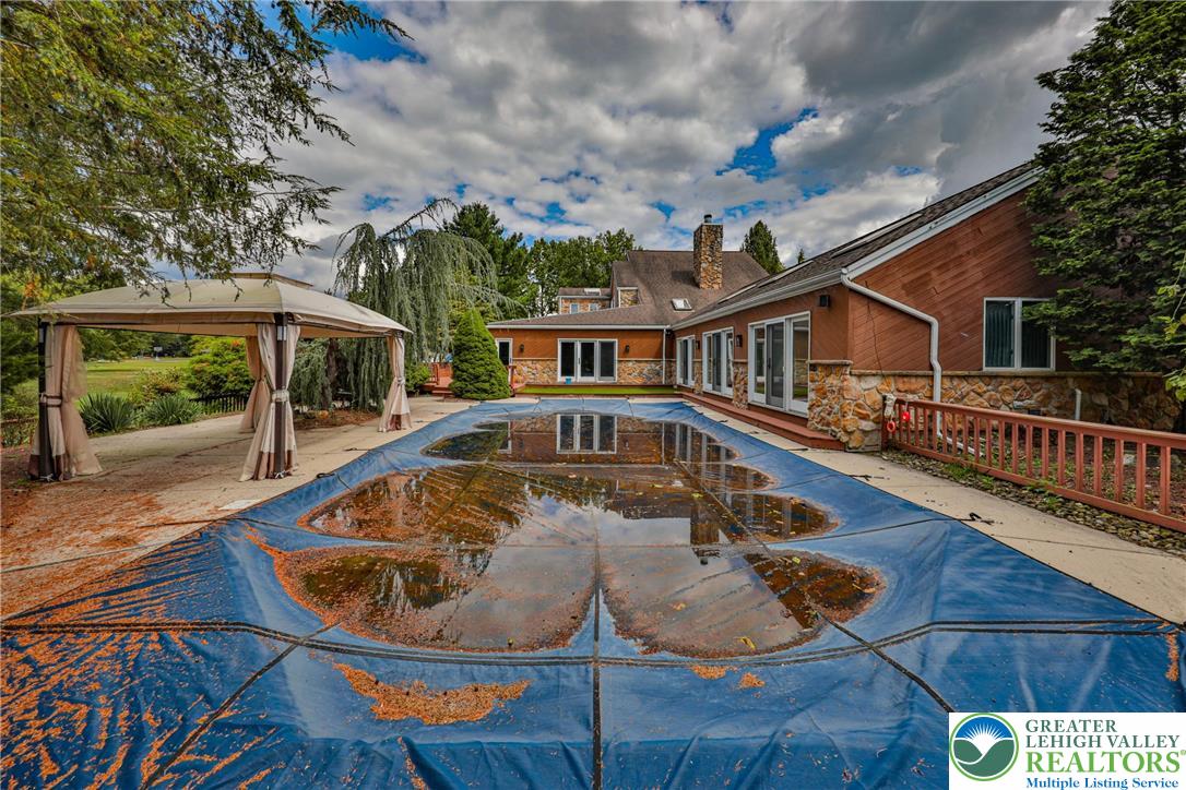 1015 Honeysuckle Road