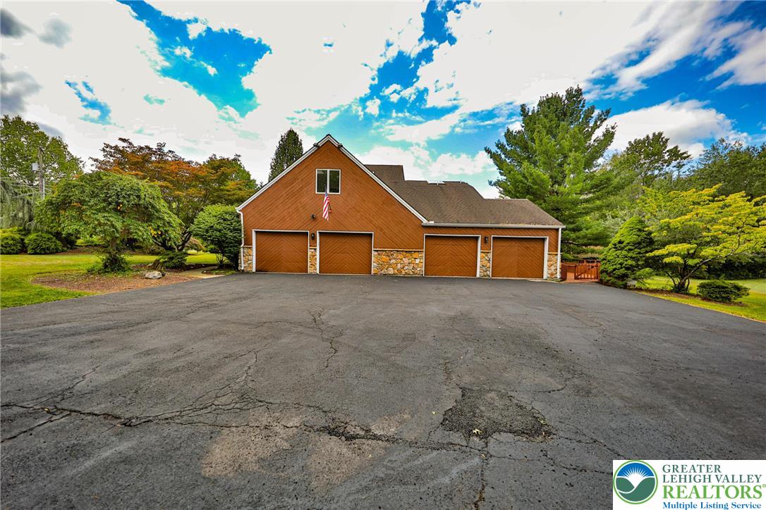 1015 Honeysuckle Road