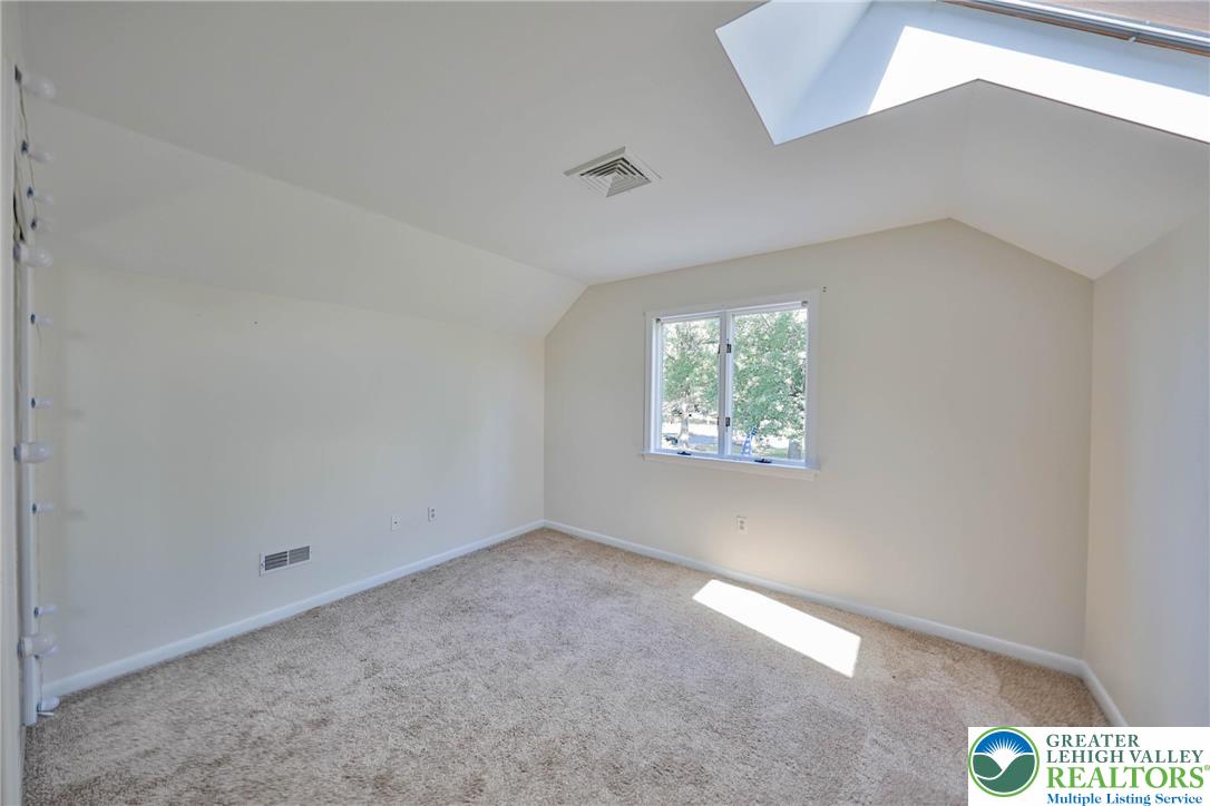 1015 Honeysuckle Road