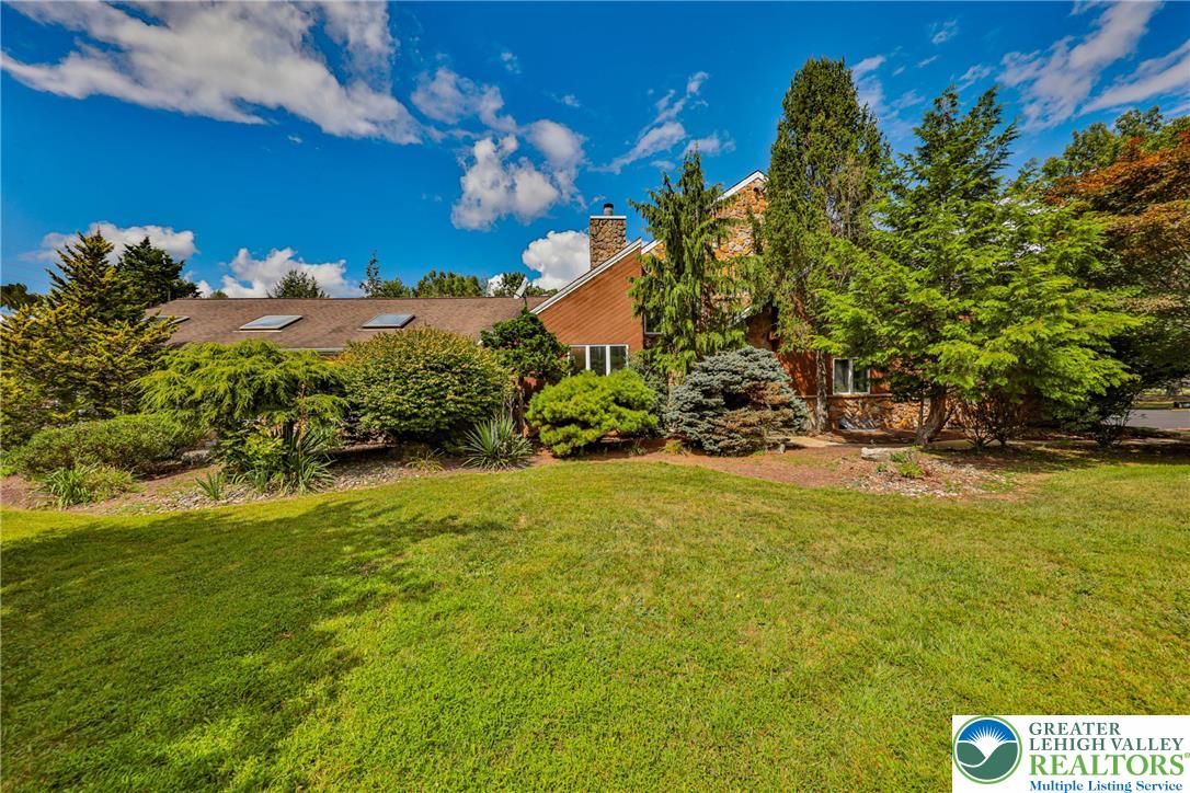 1015 Honeysuckle Road