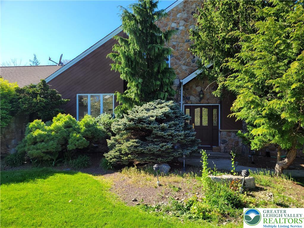 1015 Honeysuckle Road