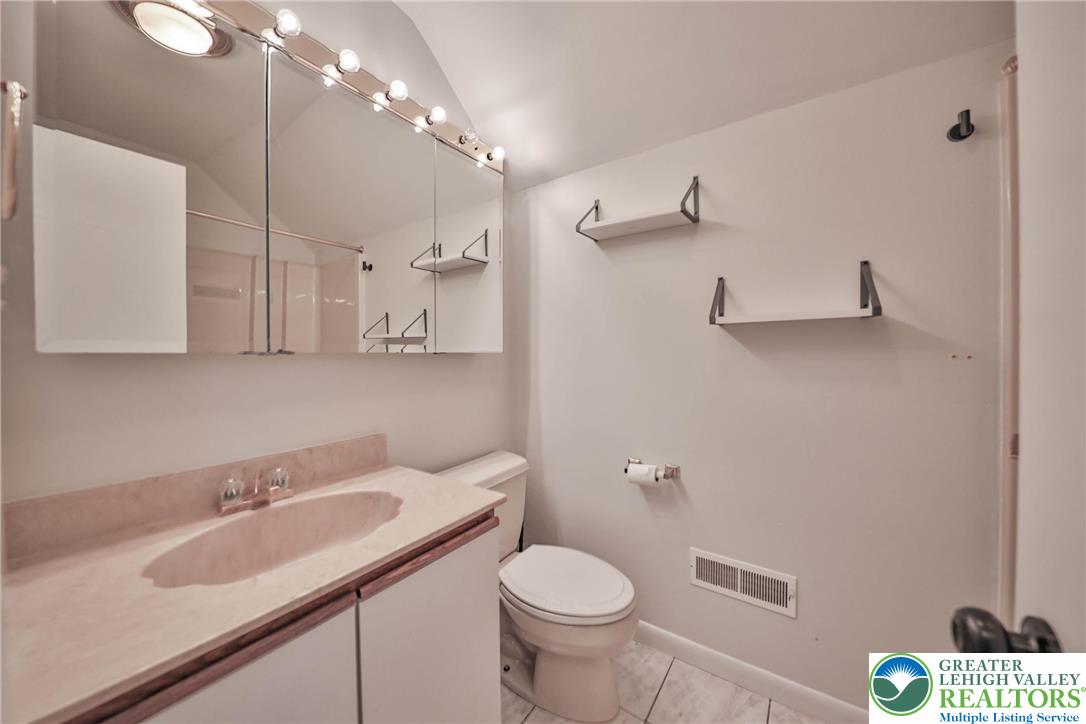 1015 Honeysuckle Road