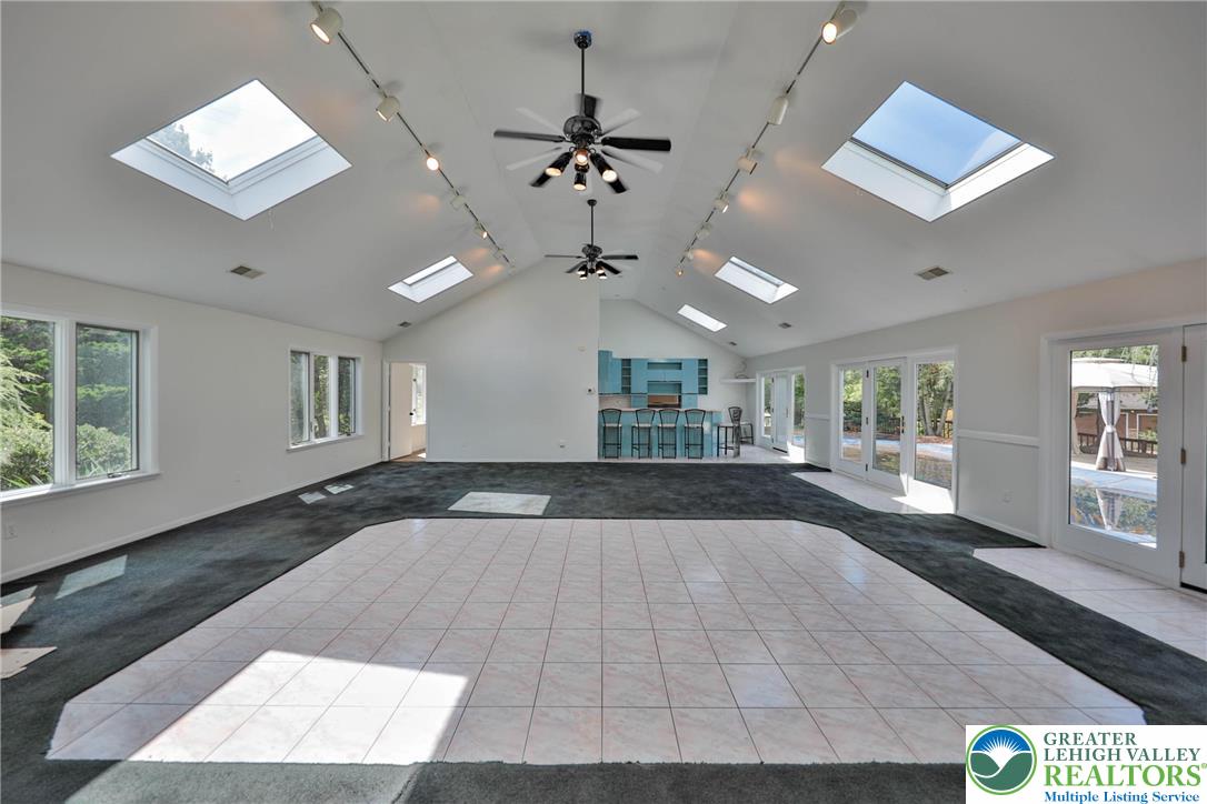 1015 Honeysuckle Road