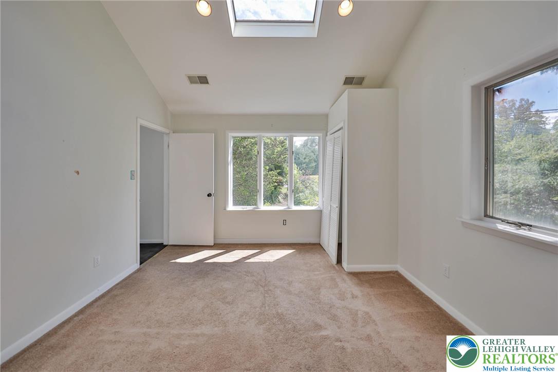 1015 Honeysuckle Road