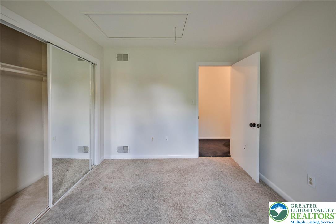 1015 Honeysuckle Road