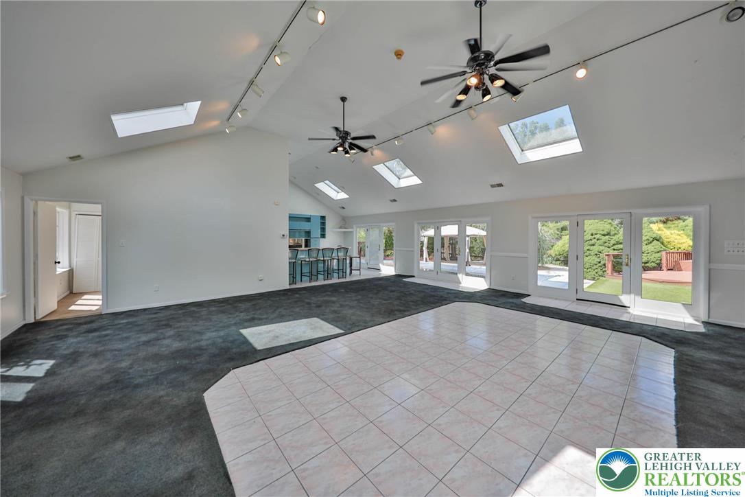 1015 Honeysuckle Road