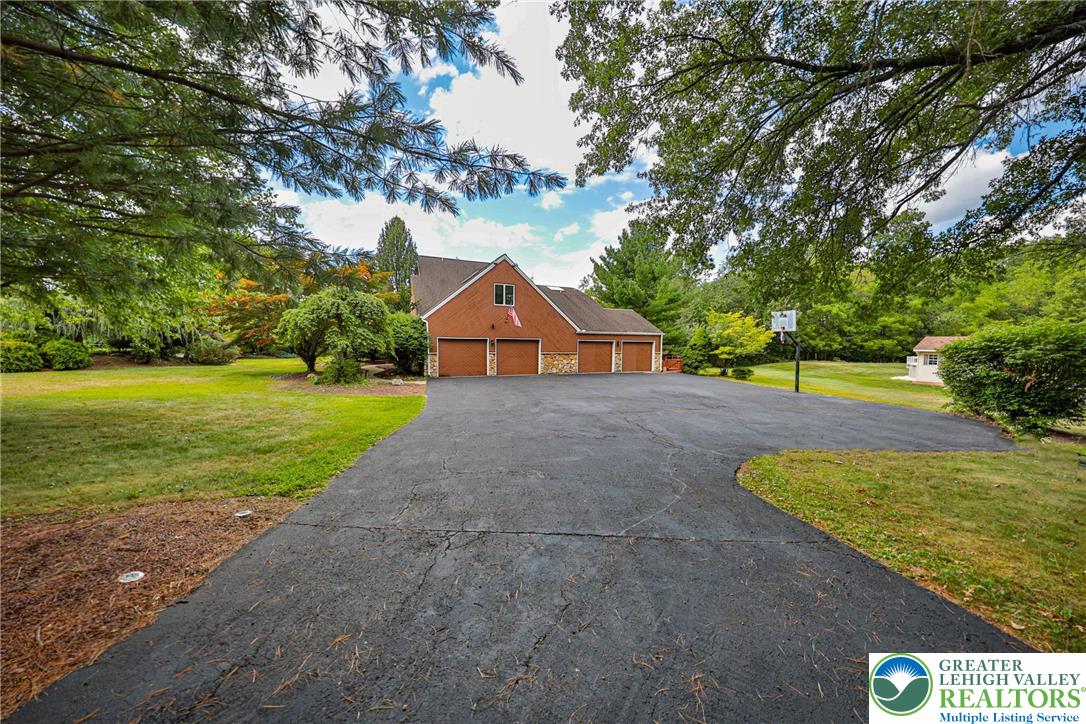 1015 Honeysuckle Road