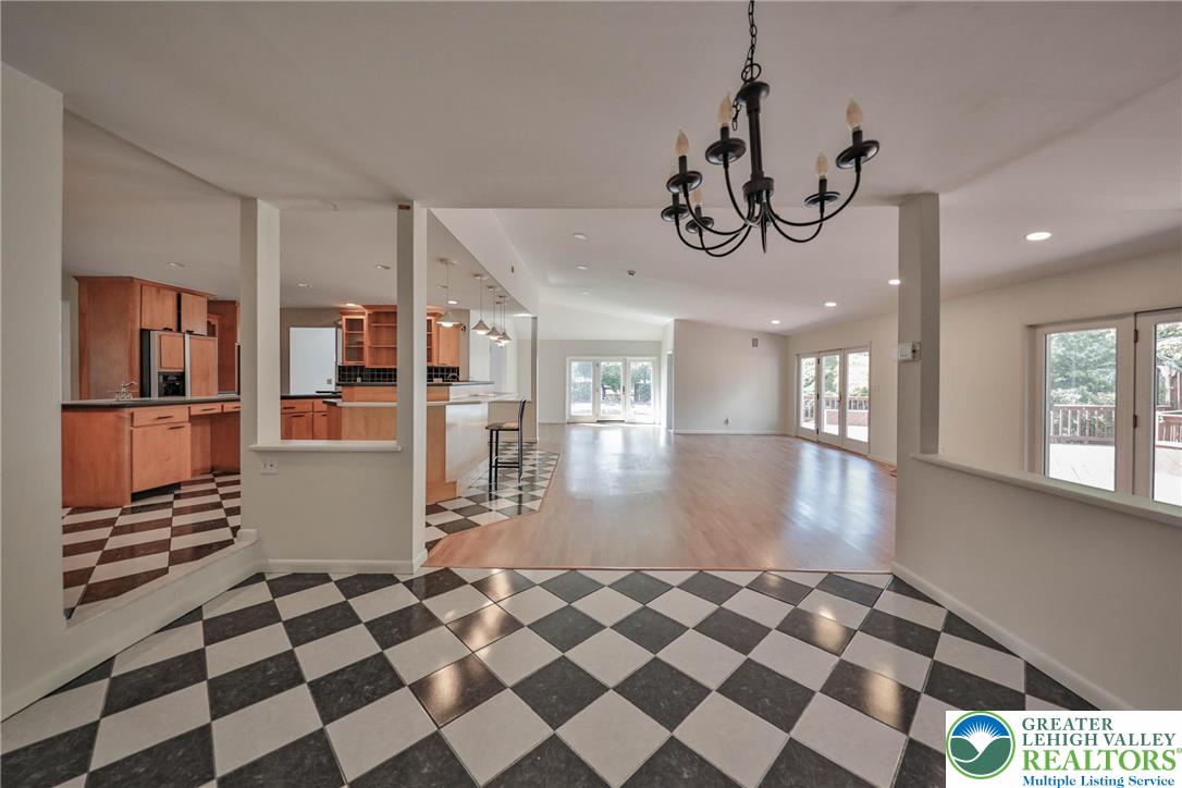 1015 Honeysuckle Road