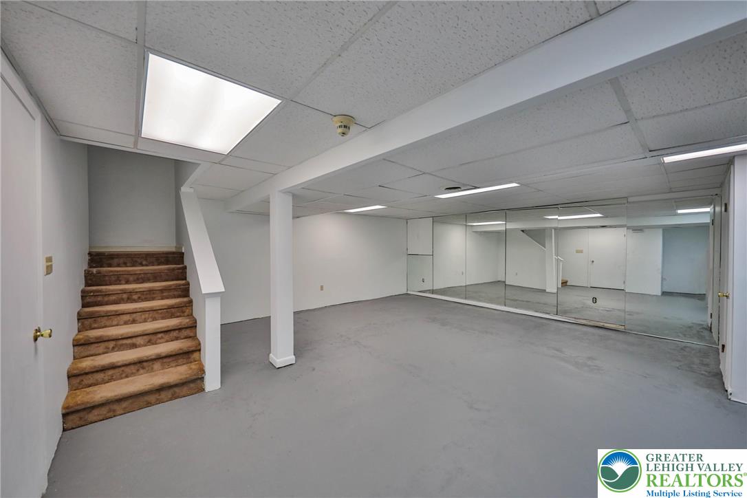 1015 Honeysuckle Road