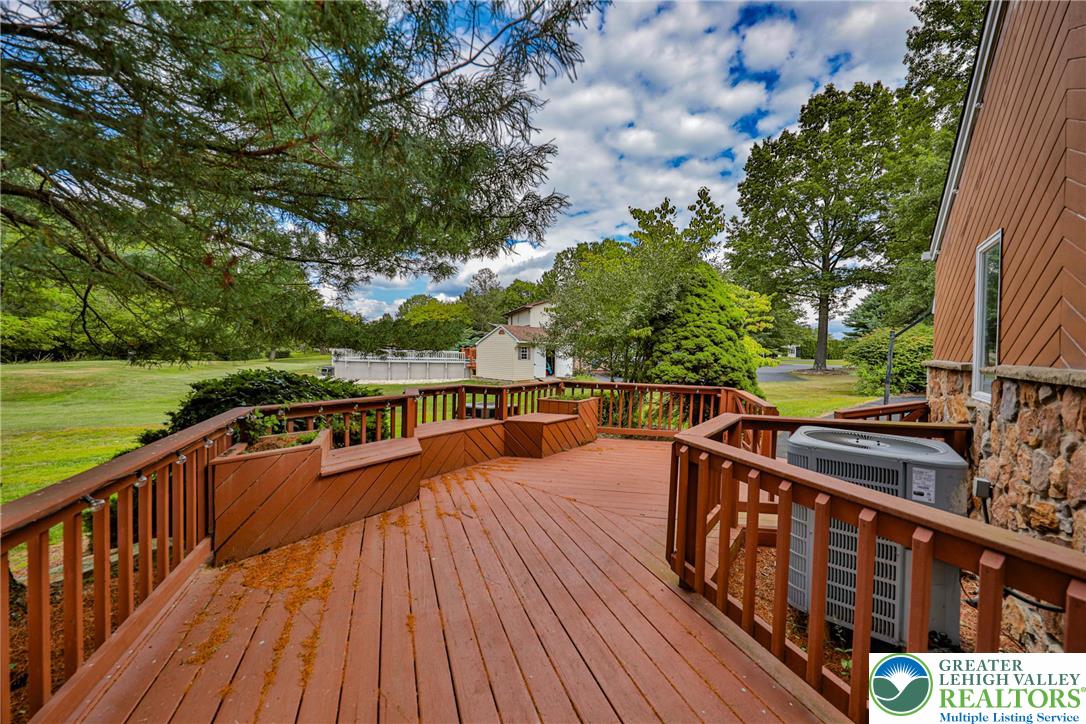 1015 Honeysuckle Road