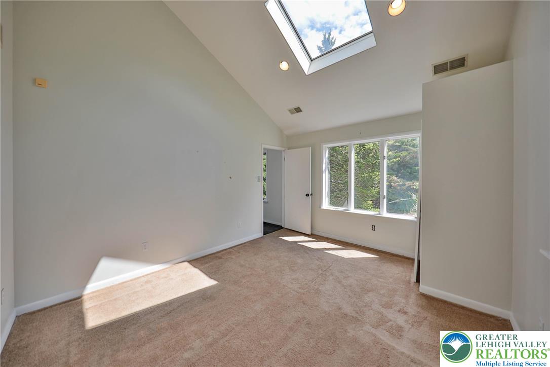 1015 Honeysuckle Road