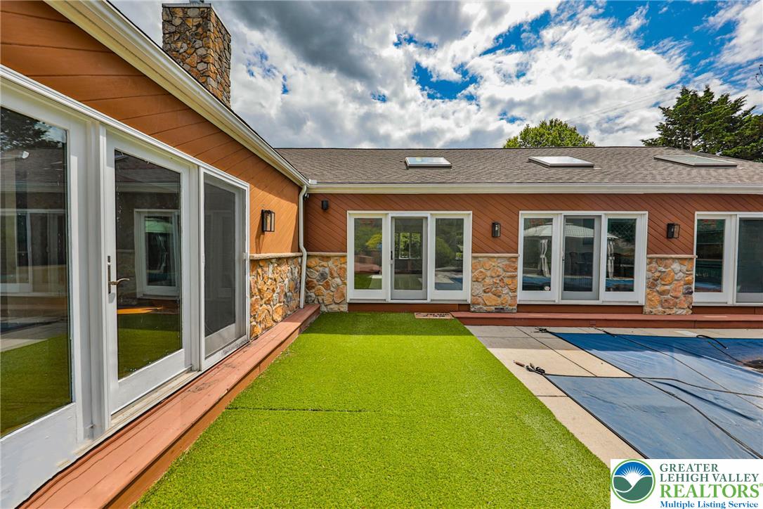 1015 Honeysuckle Road