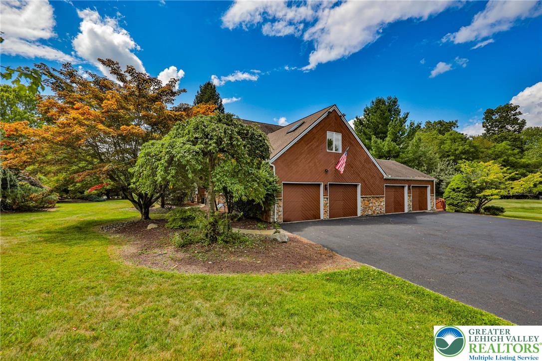 1015 Honeysuckle Road