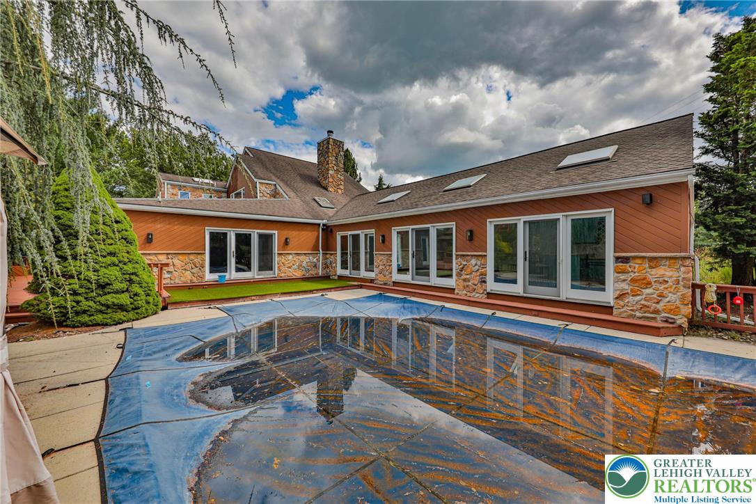 1015 Honeysuckle Road