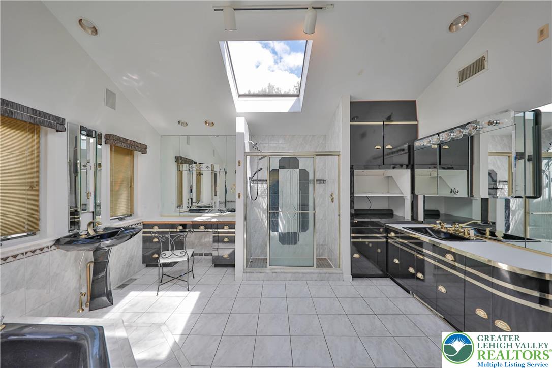 1015 Honeysuckle Road