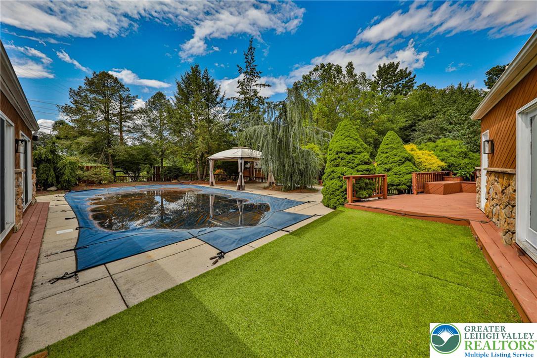 1015 Honeysuckle Road