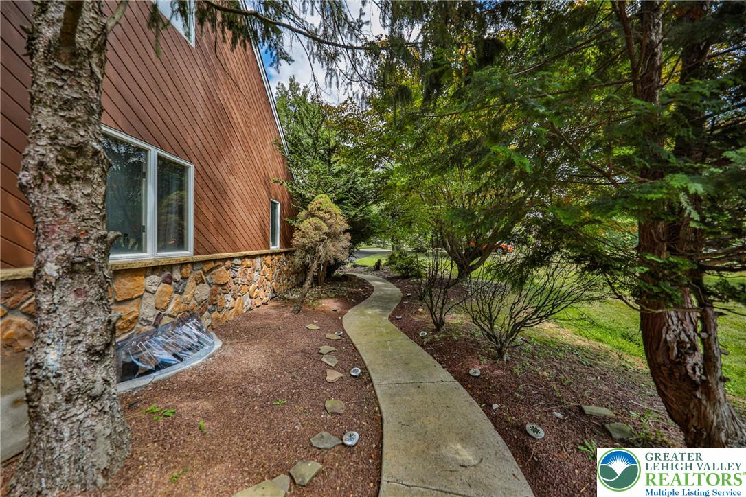 1015 Honeysuckle Road
