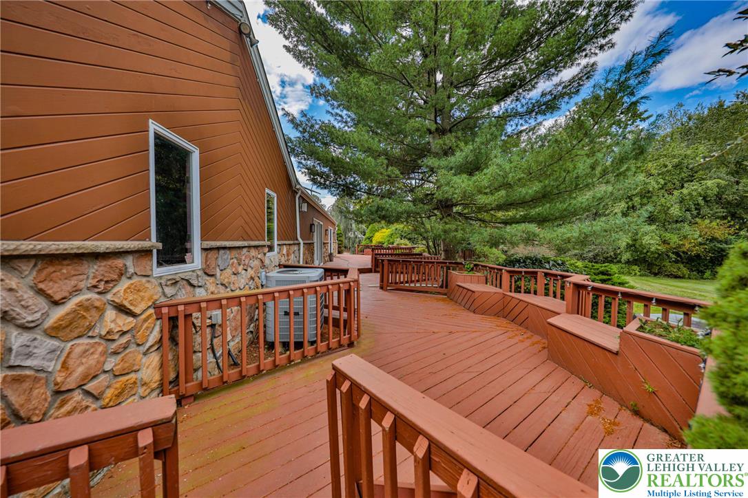 1015 Honeysuckle Road