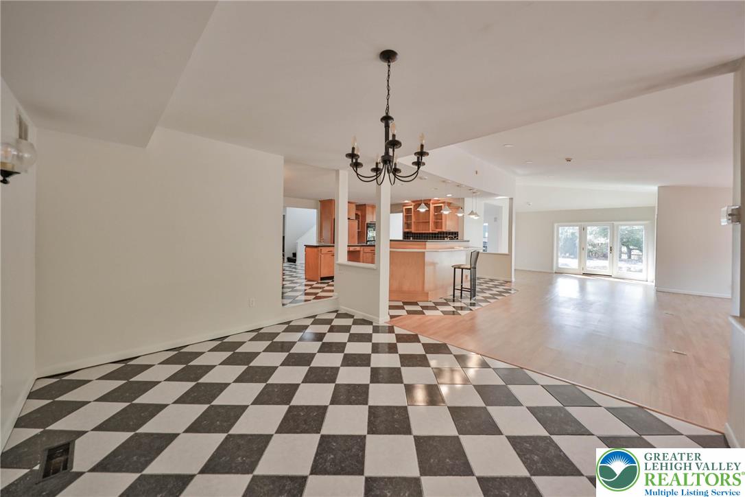 1015 Honeysuckle Road