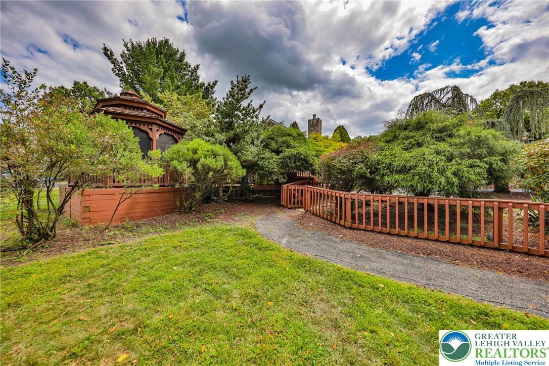 1015 Honeysuckle Road