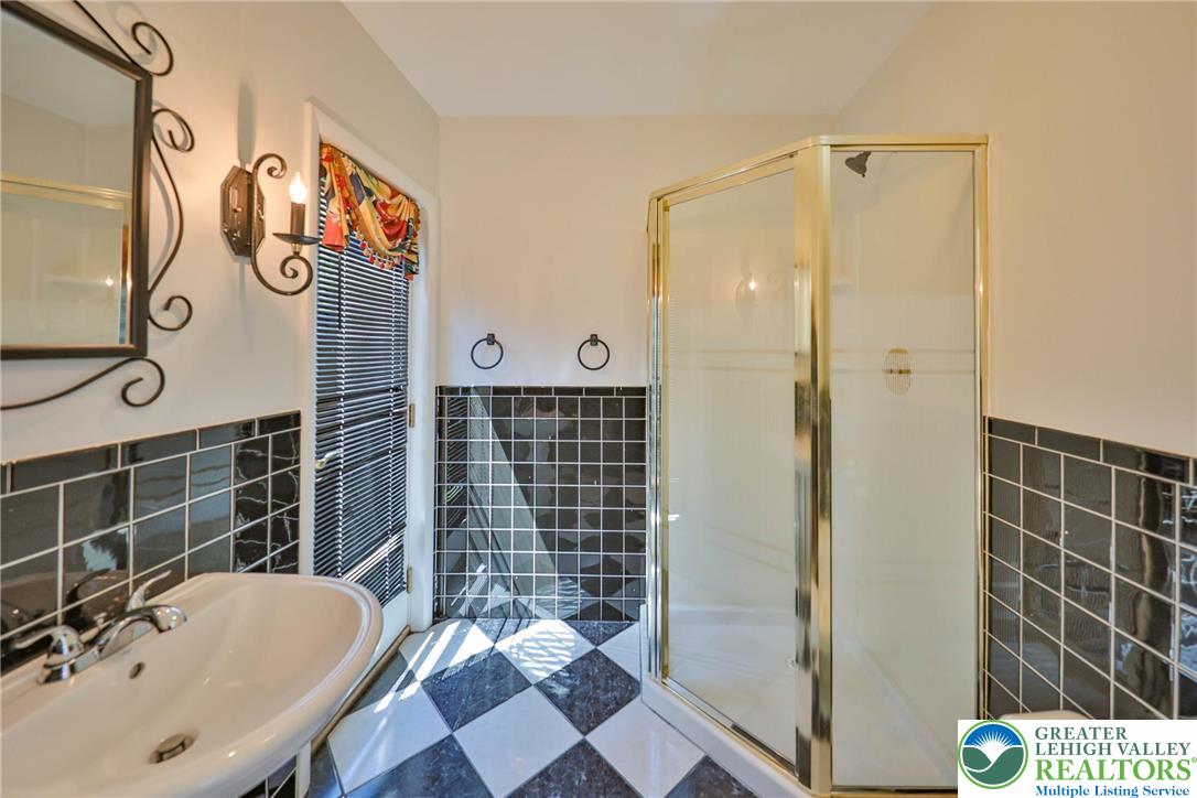 1015 Honeysuckle Road