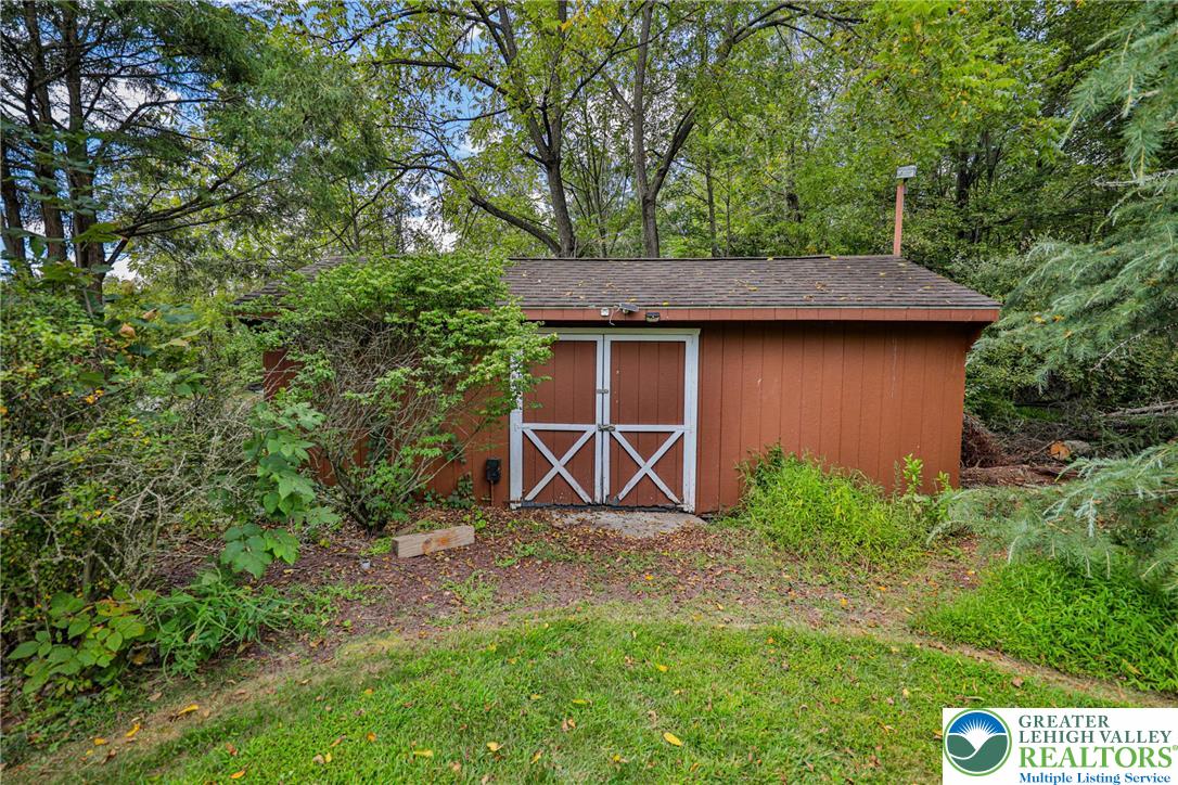 1015 Honeysuckle Road