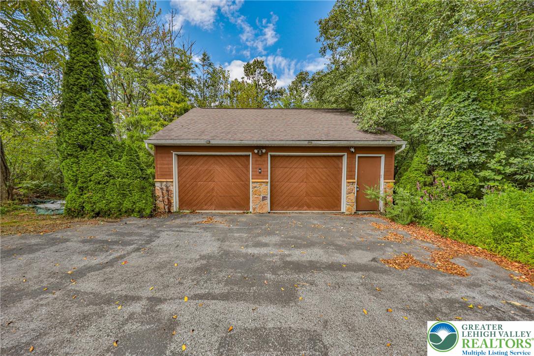 1015 Honeysuckle Road