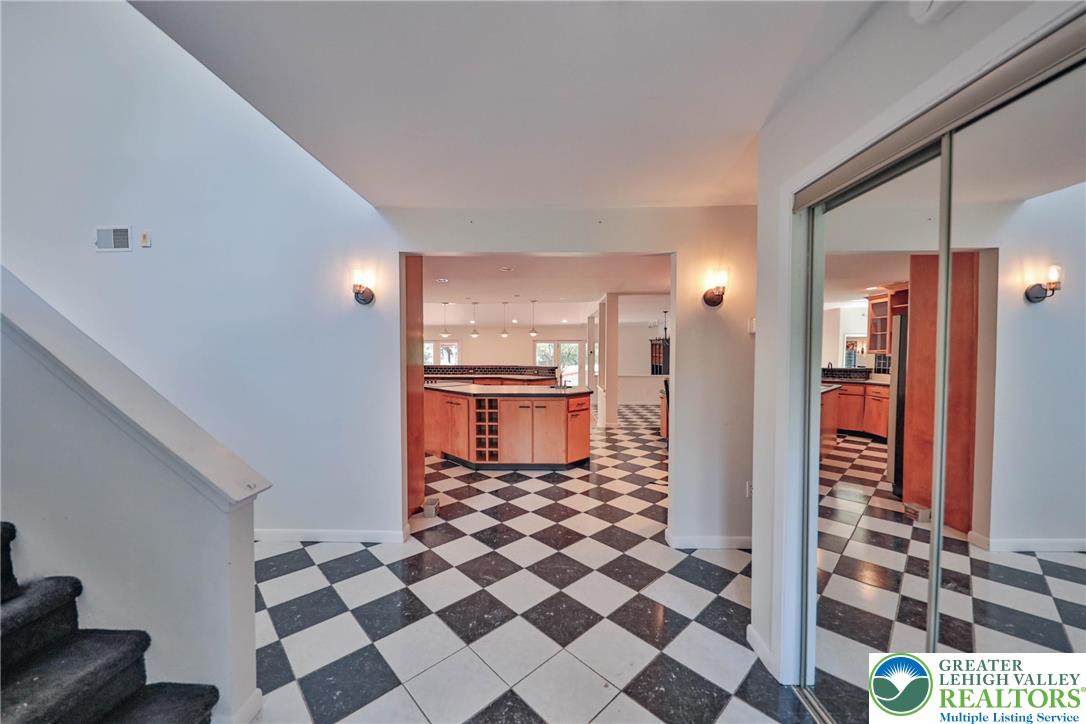 1015 Honeysuckle Road