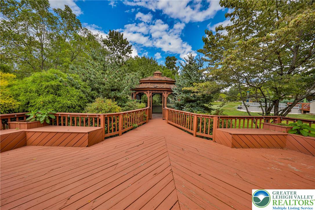 1015 Honeysuckle Road