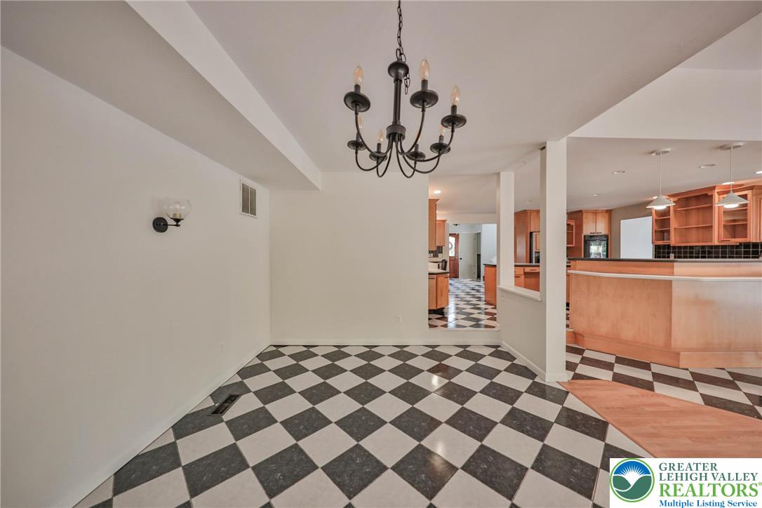 1015 Honeysuckle Road