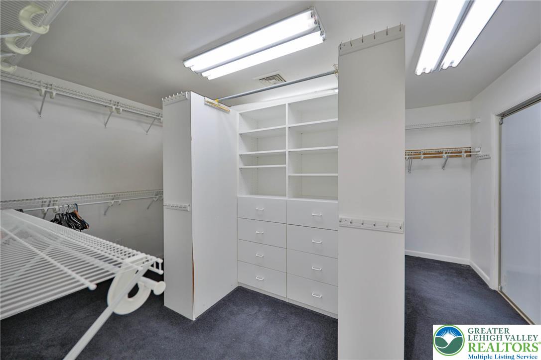 1015 Honeysuckle Road