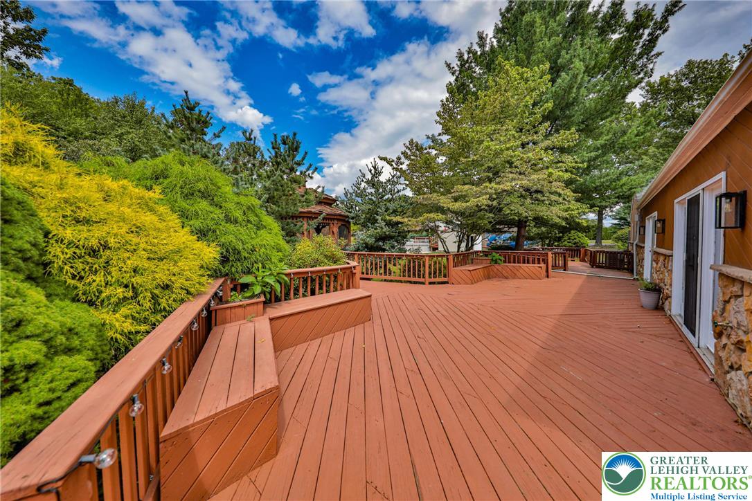 1015 Honeysuckle Road